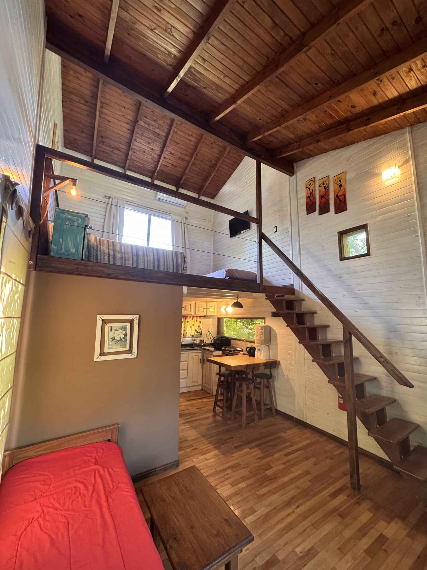 Interior de Bamboo: doble altura con entrepiso y escalera.