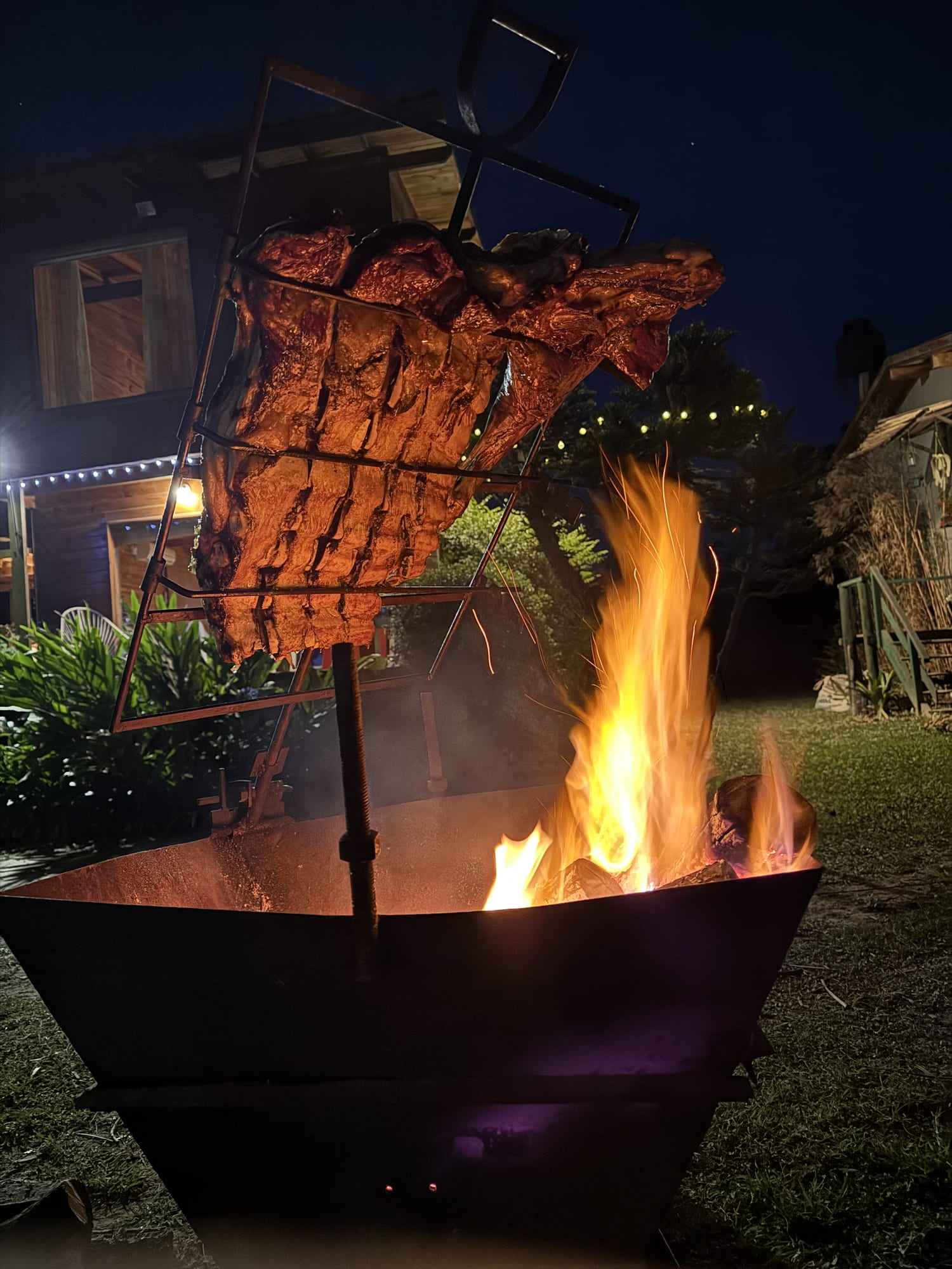 Fuego encendido de noche.