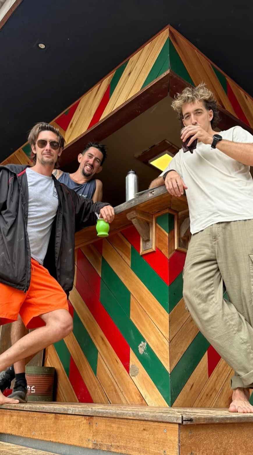 Los tres socios de Vita Delta en la barra de Bemvelon.